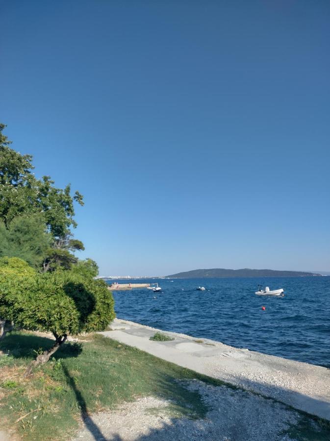 Apartman Ll S Pogledom I Izmedu Splita I Trogira Su Kastela Dalmacija Hrvatska Buitenkant foto